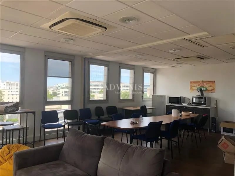 Office in Montigny-le-Bretonneux to rent Interior Photo- Image 1 of 7