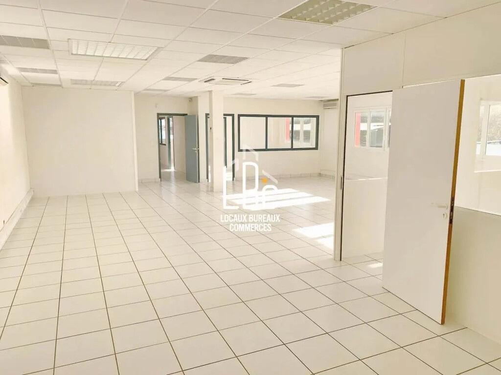 Location Bureaux 200 m² - Photo 1
