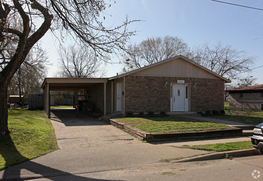 811 W Brown St, Ennis, TX for rent - Primary Photo - Image 1 of 4