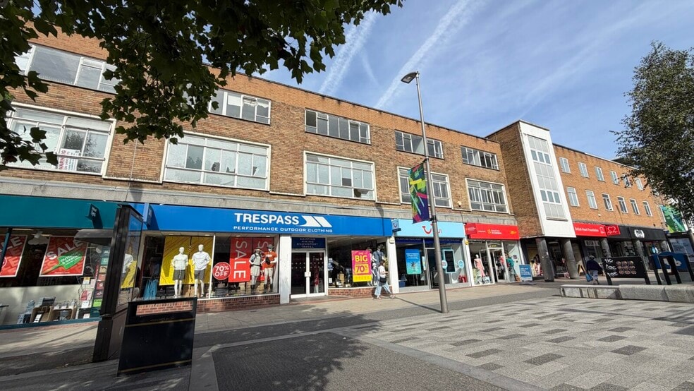 Marlowes, Hemel Hempstead to rent - Building Photo - Image 2 of 3
