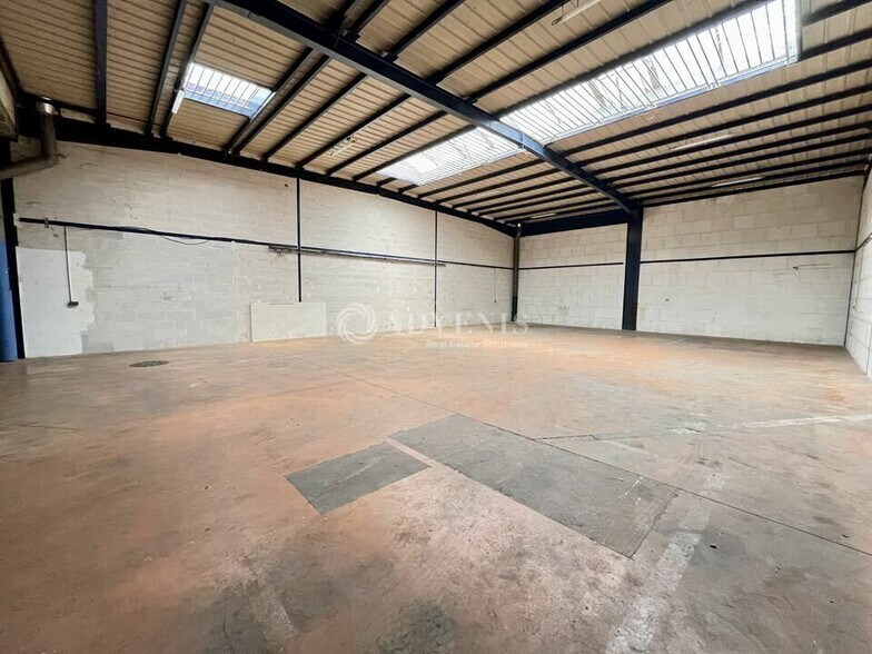 Light Industrial in Villepinte to rent - Interior Photo - Image 2 of 7