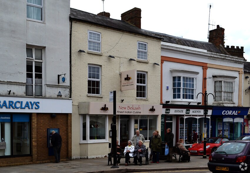 102 Watling St, Towcester to rent - Building Photo - Image 3 of 4