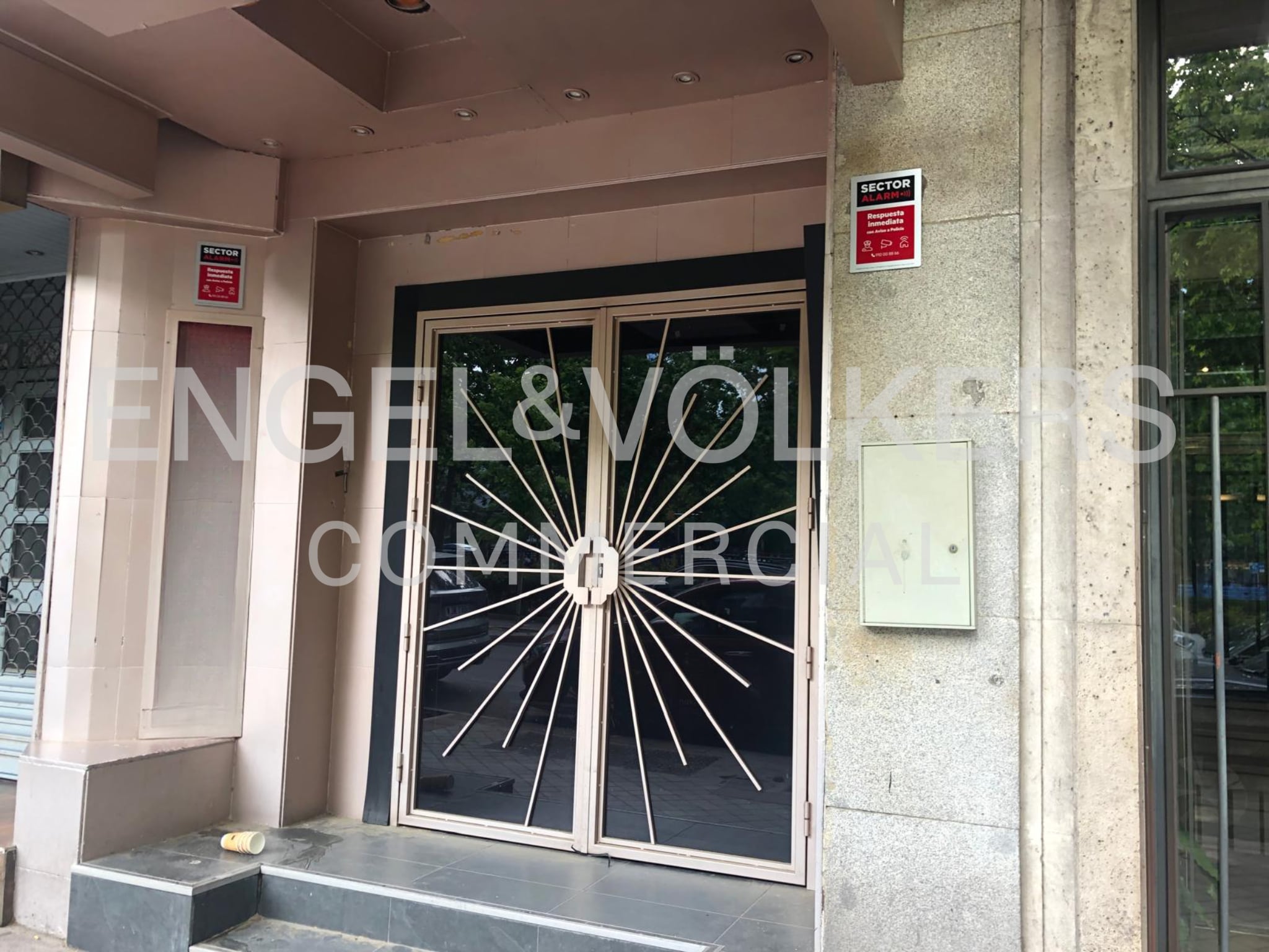 Retail in Madrid, Madrid to rent Building Photo- Image 1 of 3