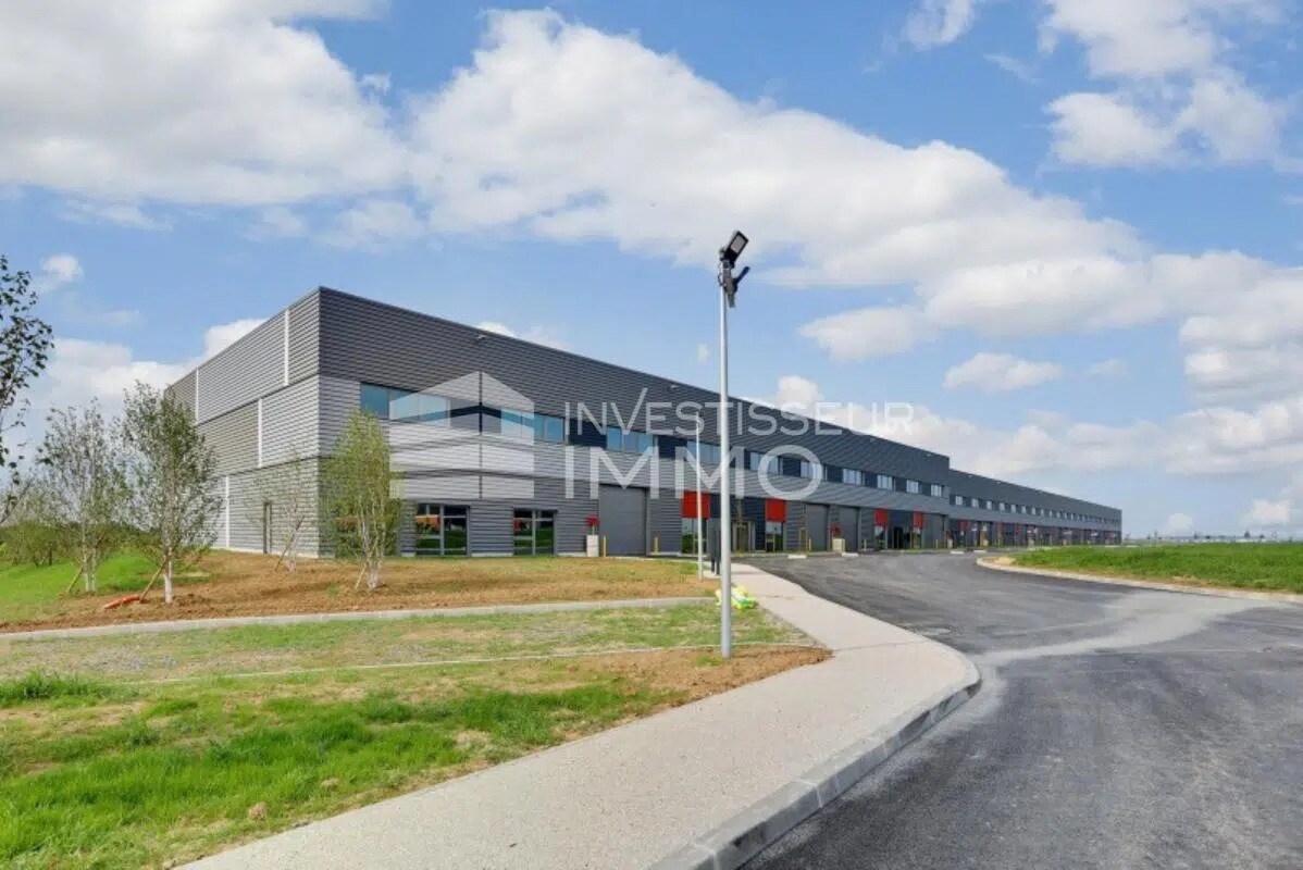 Light Industrial in Le Thillay to rent Building Photo- Image 1 of 4