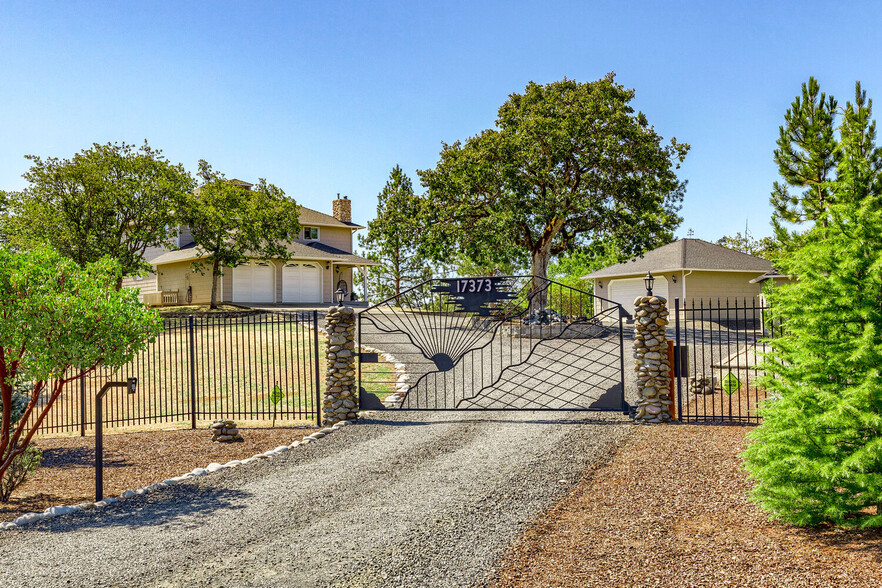 17373 Antioch Rd, White City, OR for sale - Primary Photo - Image 1 of 58