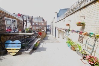 45 London Rd, East Grinstead to rent Building Photo- Image 2 of 2