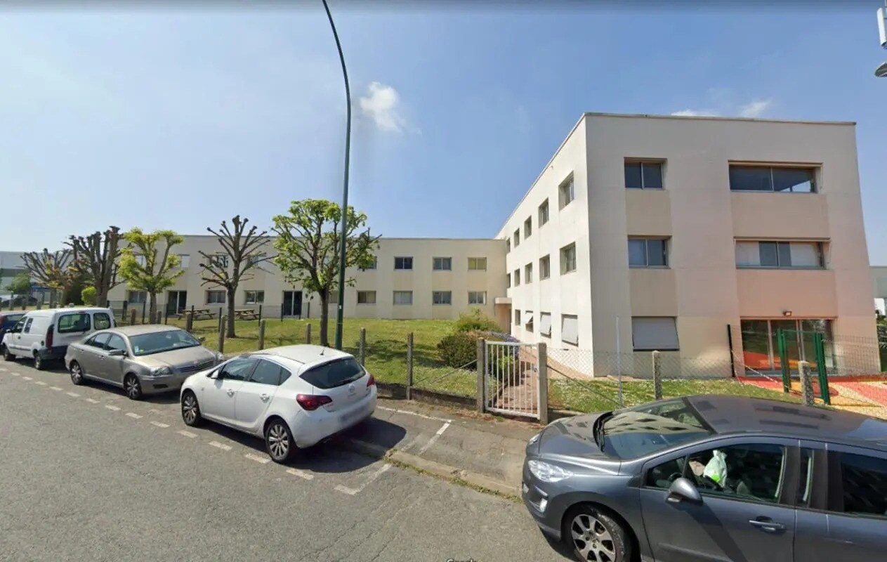 Office in Plaisir to rent Building Photo- Image 1 of 3