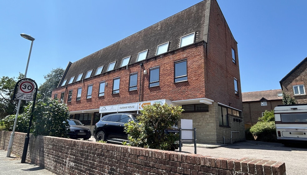 Portland Rd, East Grinstead to rent - Building Photo - Image 1 of 2