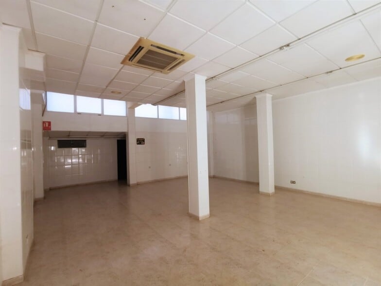 Retail in València, Valencia to rent - Building Photo - Image 1 of 6