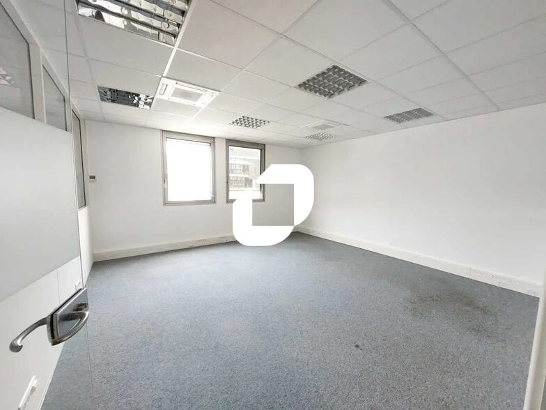 14 Avenue Gustave Eiffel, Montigny-le-Bretonneux to rent - Interior Photo - Image 3 of 12