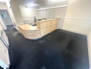 Austhorpe Vw, Leeds to rent Interior Photo- Image 1 of 6