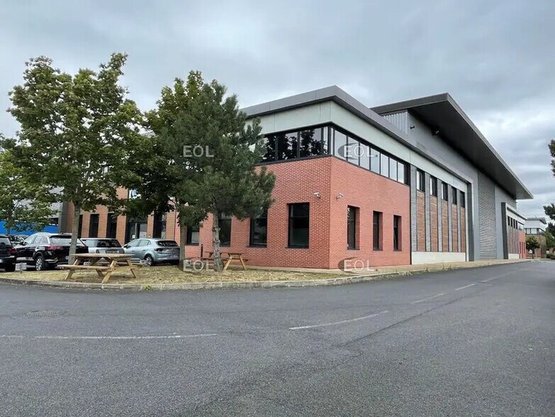 Light Industrial in Villeneuve-la-Garenne to rent - Building Photo - Image 1 of 7