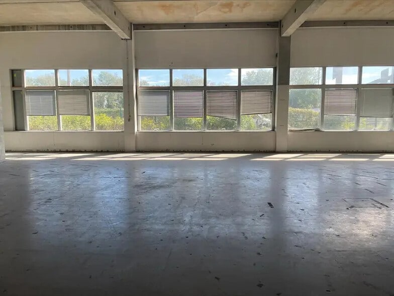 Light Industrial in Colombes to rent - Building Photo - Image 3 of 18