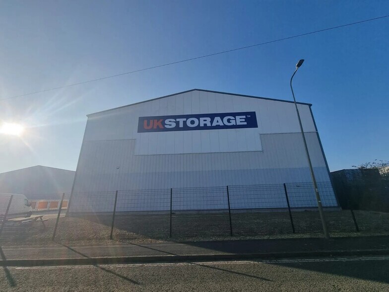 Book End, Witney to rent - Building Photo - Image 2 of 4