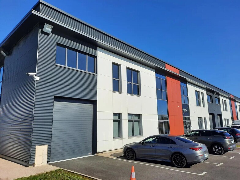 Light Industrial in Lieusaint to rent - Building Photo - Image 2 of 4