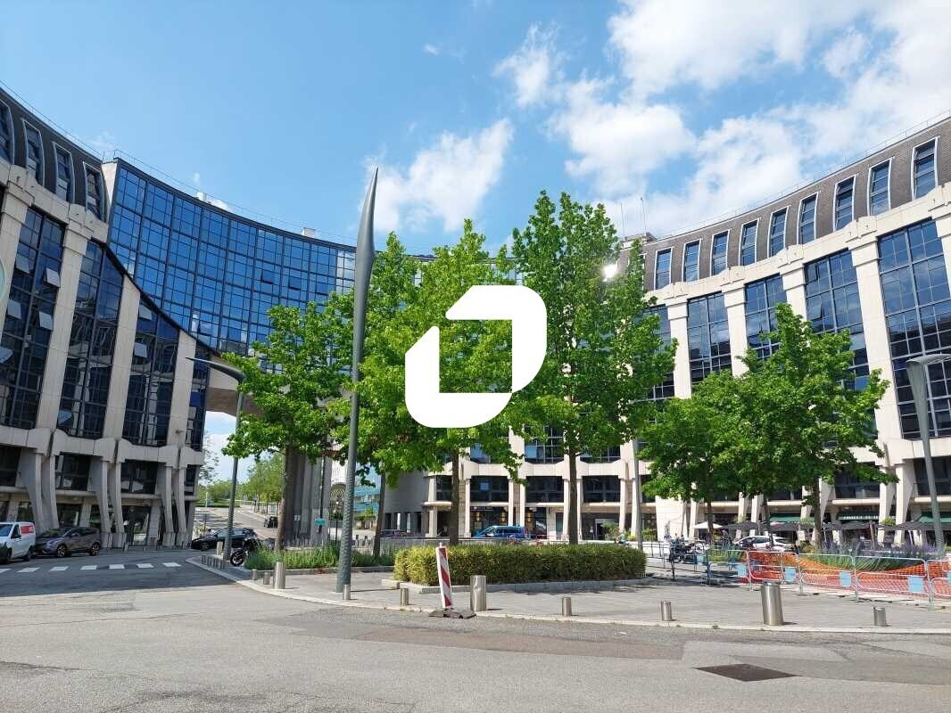14 Place Georges Pompidou, Montigny-le-Bretonneux to rent Building Photo- Image 1 of 17