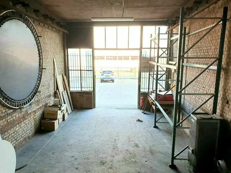 Light Industrial in Strasbourg to rent - Interior Photo - Image 2 of 2