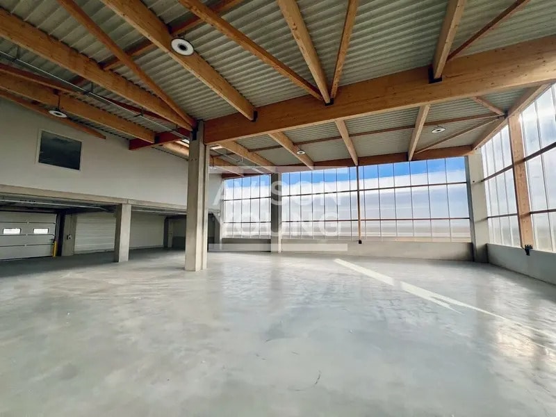 Light Industrial in to rent Building Photo- Image 1 of 13