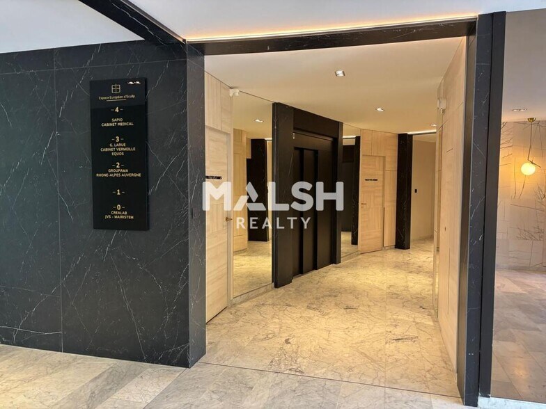 Office in Écully for sale - Lobby - Image 3 of 13