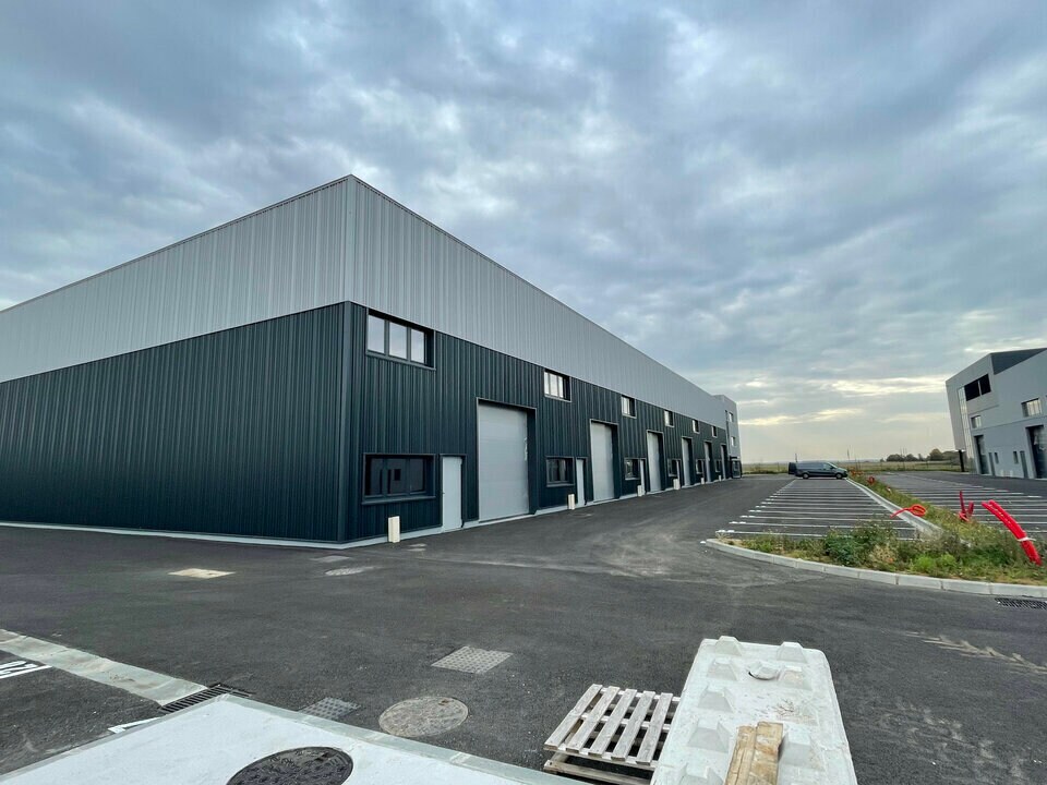 Light Industrial in Le Mesnil-Amelot to rent Building Photo- Image 1 of 9