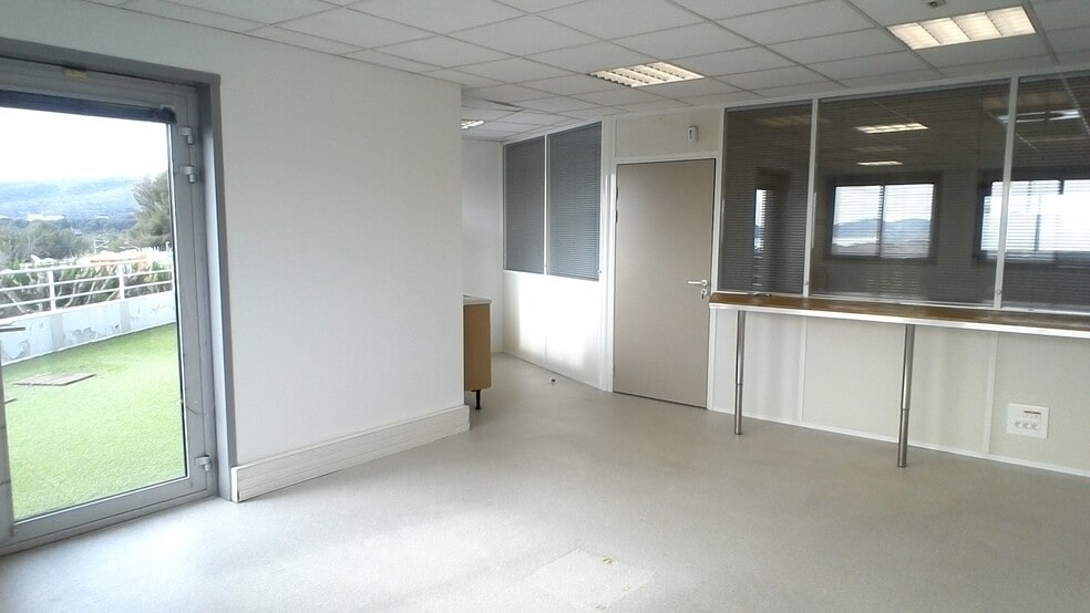 Impasse Du Serpolet, La Ciotat to rent - Interior Photo - Image 3 of 10