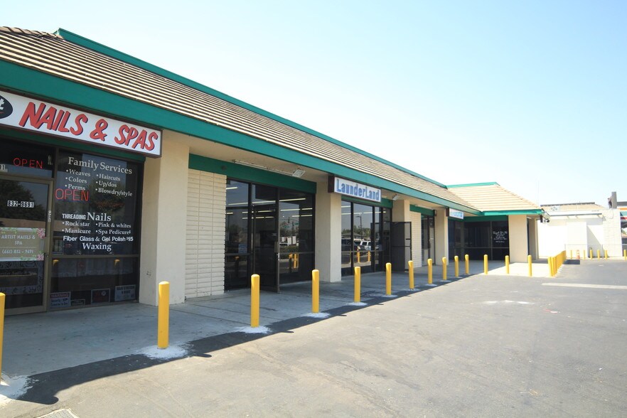 4601-4619 Wilson Rd, Bakersfield, CA for rent - Building Photo - Image 2 of 4