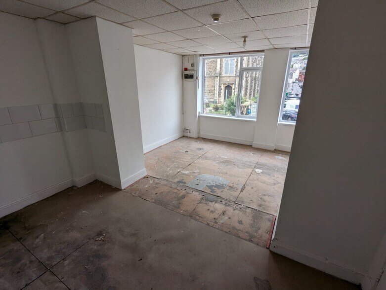 22 St. Helens Rd, Swansea for sale - Interior Photo - Image 3 of 6