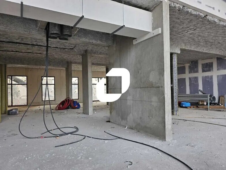 Retail in Montpellier to rent - Interior Photo - Image 2 of 13