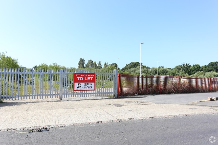 61 Victoria Rd, Burgess Hill to rent - Primary Photo - Image 1 of 5