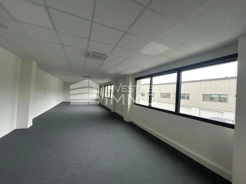 Office in Osny to rent - Building Photo - Image 2 of 11