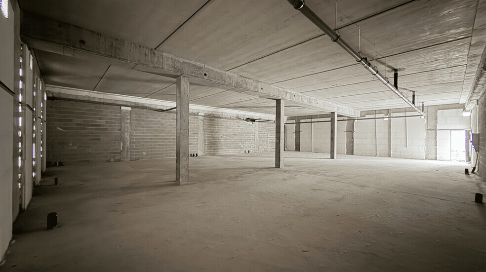 Retail in Champs-sur-Marne to rent - Interior Photo - Image 2 of 3