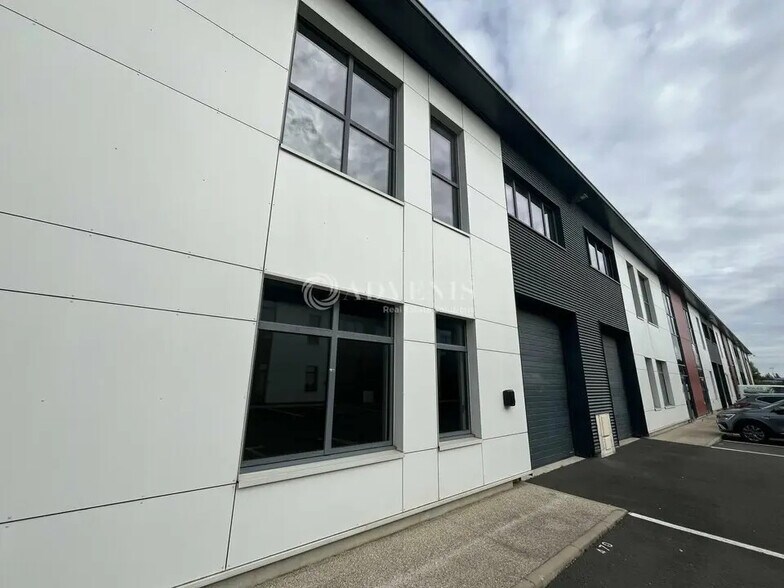 Light Industrial in Lieusaint to rent - Building Photo - Image 1 of 6