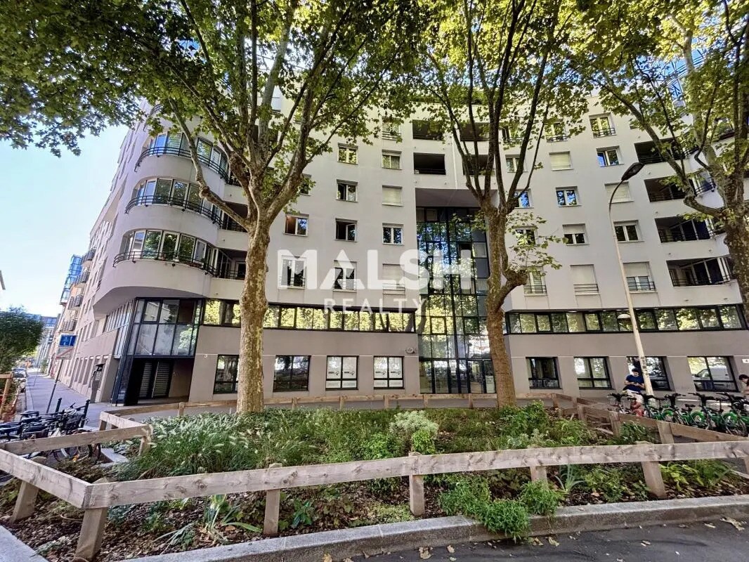 Office in Lyon for sale Building Photo- Image 1 of 12