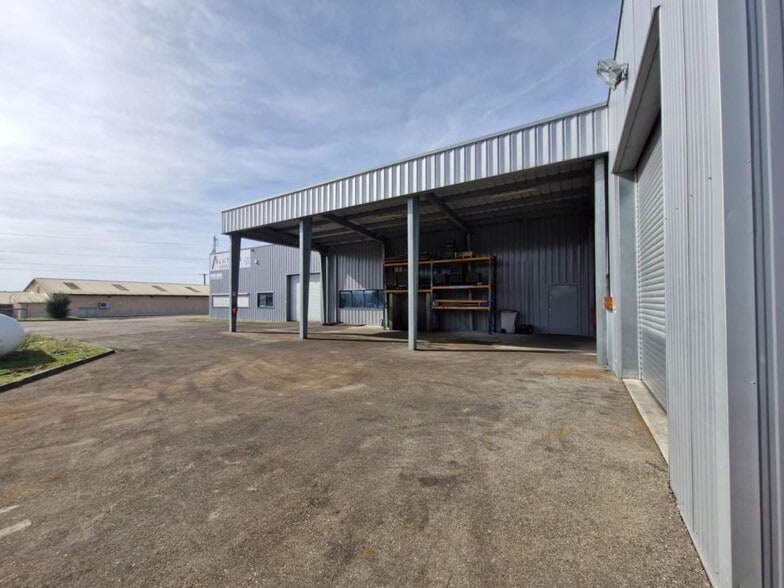 Light Industrial in Frontonas to rent - Building Photo - Image 3 of 4