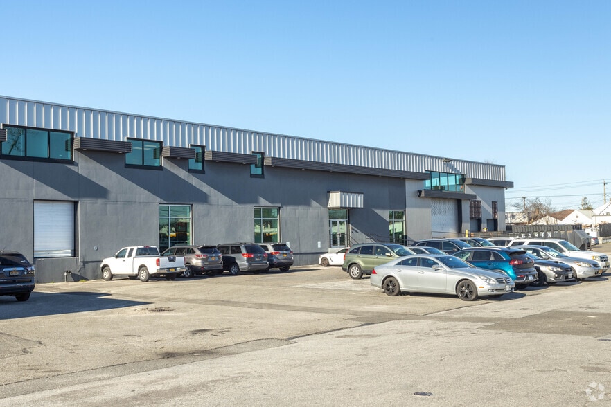 35 Engel St, Hicksville, NY to rent - Building Photo - Image 3 of 4