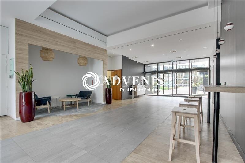 Office in Noisy Le Grand to rent - Lobby - Image 2 of 10