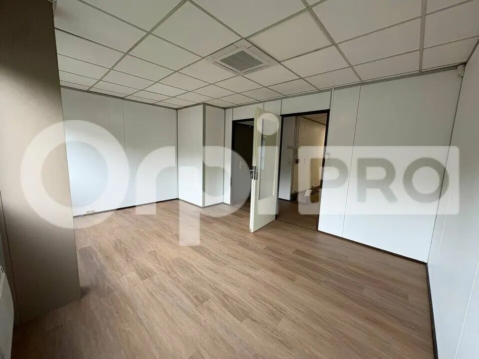 Office in Moissy-Cramayel to rent Building Photo- Image 1 of 13