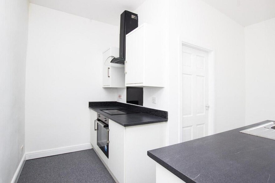 21 Blackburn Rd, Darwen for sale - Interior Photo - Image 3 of 11