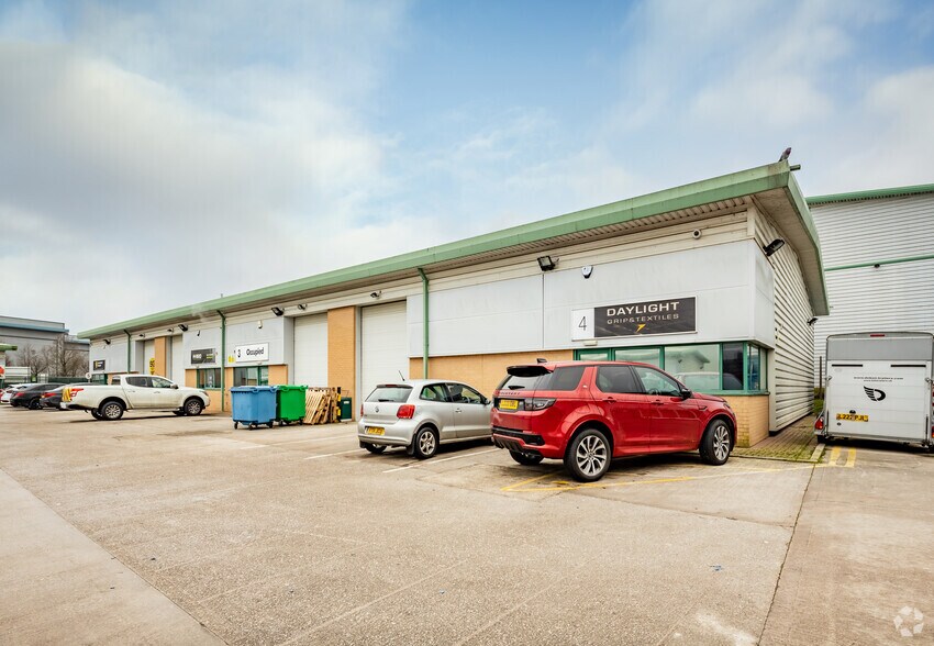 Lamplight Way, Manchester to rent - Building Photo - Image 2 of 4