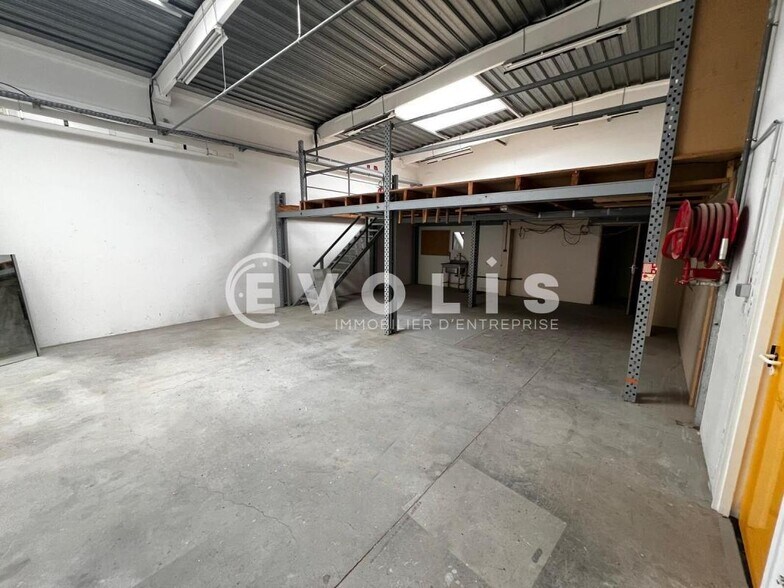 Light Industrial in Bondoufle to rent - Interior Photo - Image 1 of 9