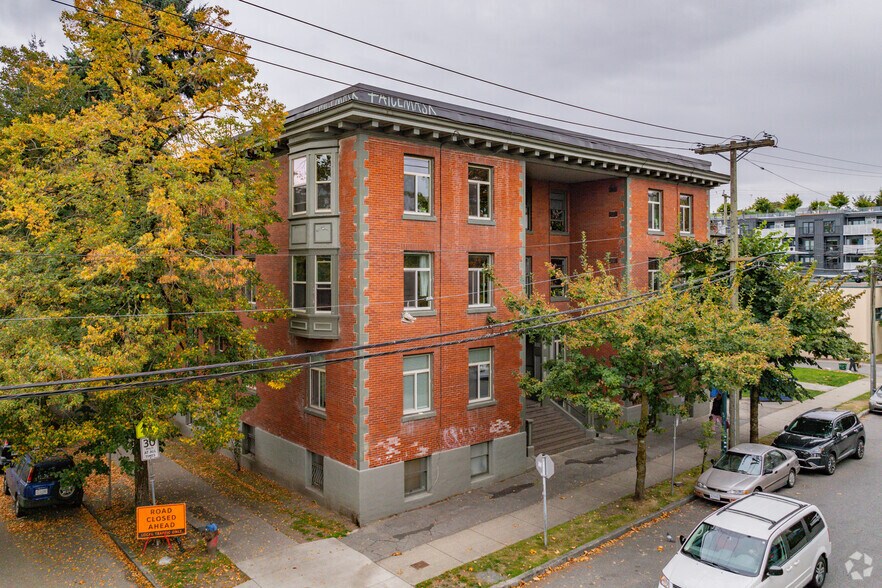 2404 Guelph St, Vancouver, BC for sale - Primary Photo - Image 1 of 2