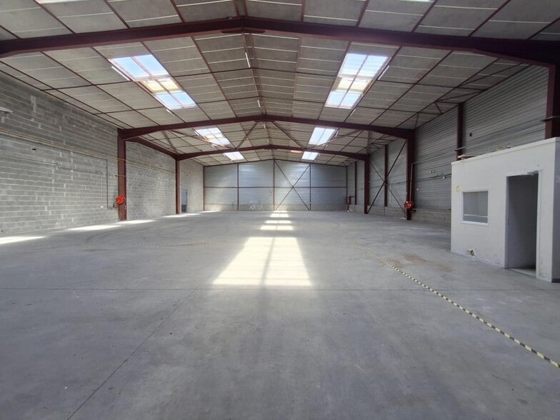 Light Industrial in Meyzieu for sale - Interior Photo - Image 2 of 7