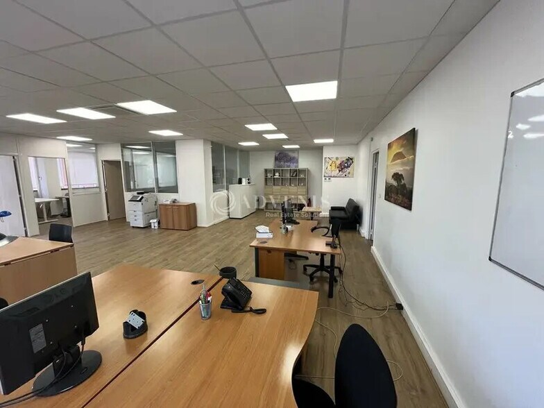 Office in Maisons-Alfort to rent - Interior Photo - Image 1 of 10