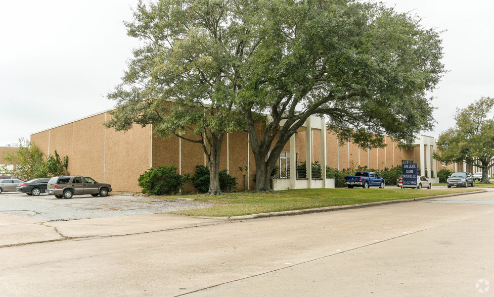 6827 Wynnwood Dr, Houston, TX for rent - Primary Photo - Image 1 of 5