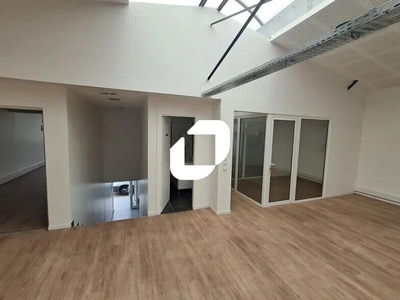 Light Industrial in Nanterre to rent - Interior Photo - Image 2 of 8