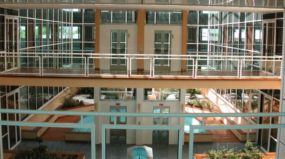 19 Bis Avenue Du Québec, Villebon-sur-Yvette to rent - Building Photo - Image 3 of 6