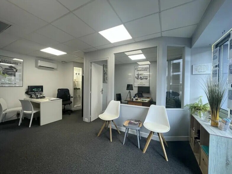 Retail in Carquefou to rent - Interior Photo - Image 2 of 4