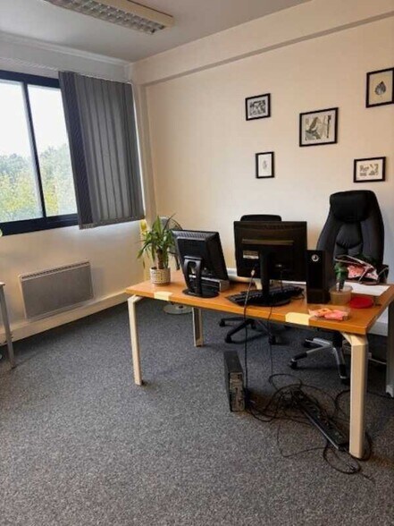 Office in Noisy-le-Grand to rent - Interior Photo - Image 2 of 6
