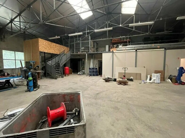 Light Industrial in Domarin to rent - Interior Photo - Image 3 of 16