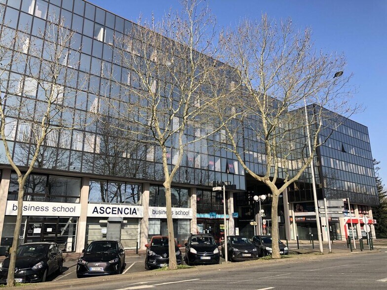 Retail in Évry-Courcouronnes to rent - Building Photo - Image 2 of 7
